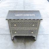 Mesita de noche grande negra con 2 cajones y diseño geométrico con incrustaciones de hueso